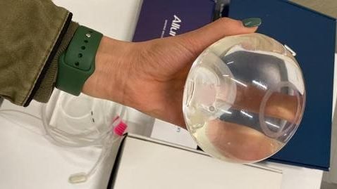 Allurion maveballonen i koordinatorens hånd